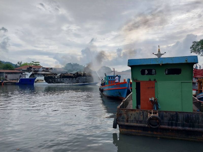 Туристическое судно на 500 человек загорелось в порту Рассады утром 11 декабря. Фото: Phuket Harbour Office / Eakkapop Thongtub
