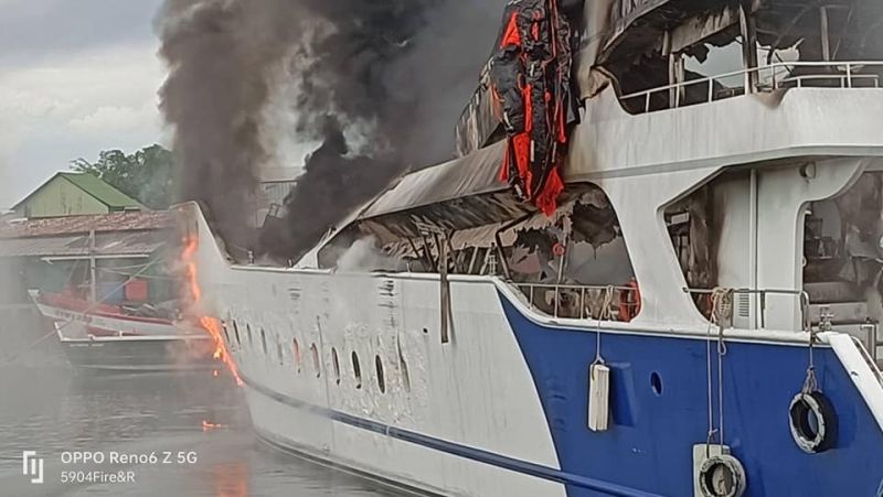 Туристическое судно на 500 человек загорелось в порту Рассады утром 11 декабря. Фото: Phuket Info Center