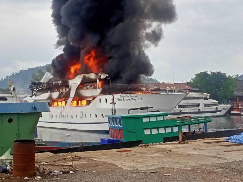 Туристическое судно на 500 человек загорелось в порту Рассады утром 11 декабря. Фото: PPAO
