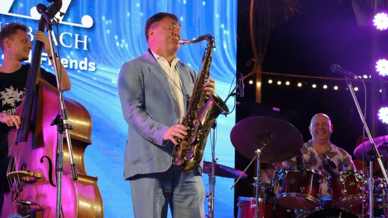 Саксофонист Игорь Бутман выступил на Пхукете в день прибытия 100-тысячного туриста из России
