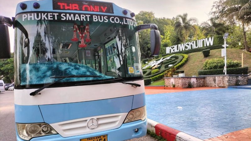 Phuket Smart Bus и оранжевый автобус в аэропорт благополучно пережили пандемию. Равно как местные автобусы на базе грузовичков. Фото: Phuket Smart Bus