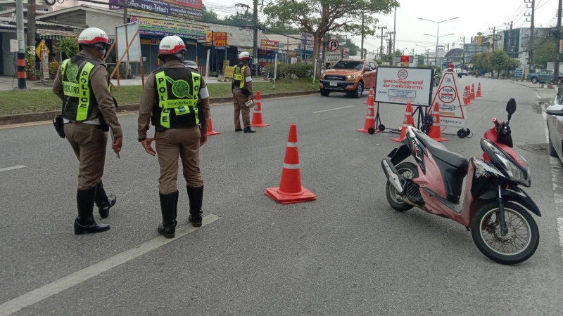 Сотрудники полиции на пункте дорожного контроля в Сонгкран. Фото: Eakkapop Thongtub