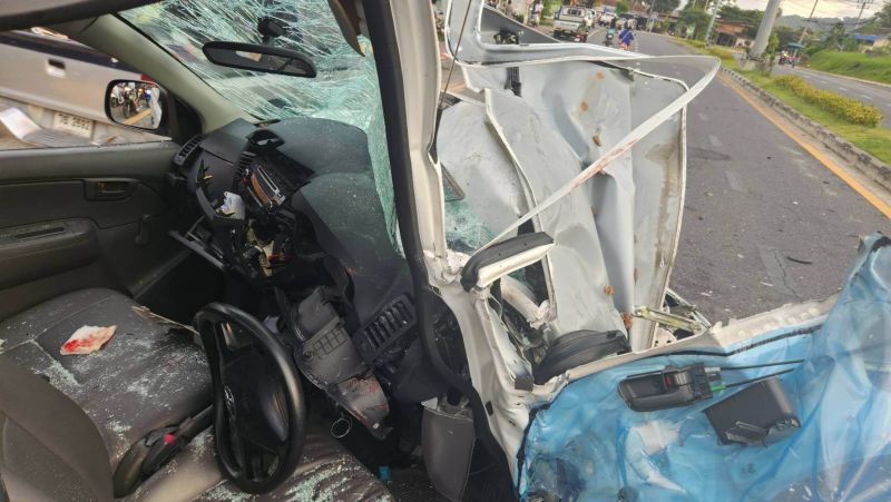 Два пикапа столкнулись в Кату 15 декабря. Пять человек получили травмы, одного из водителей пришлось доставать из кабины при помощи специнструмента. Фото: Иккапоп Тхонгтуб