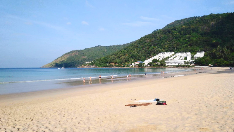 Пхукет лидирует среди тайских курортов по доходам, сгенерированным для экономики Таиланда. Но это вовсе не означает, что пляжи переполнены. На фото – Най-Харн утром 16 декабря. Фото: The Phuket News