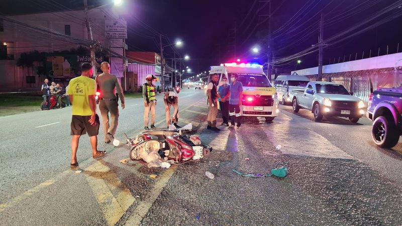 Последствия аварии вечером 16 декабря на Chao Fa West Rd. в Чалонге. Фото: Eakkapop Thongtub