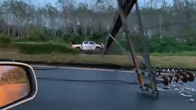 Упавшие электрические столбы перегородили шоссе 4311 в провинции Пханг-Нга.