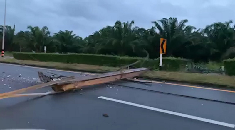Упавшие электрические столбы перегородили шоссе 4311 в провинции Пханг-Нга.