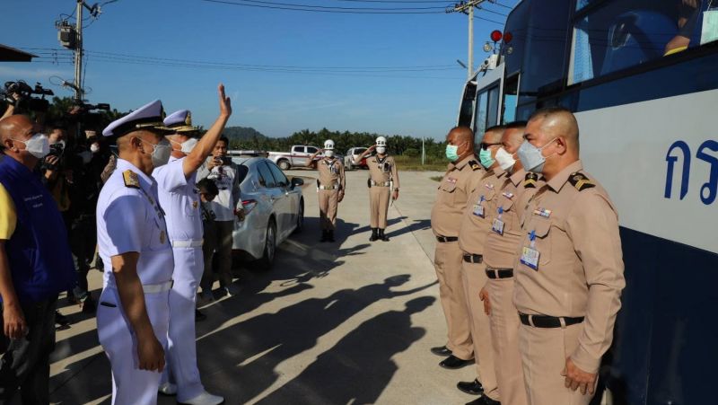 Главком ВМФ встретился со спасенными моряками с затонувшего корвета HTMS Sukhothai. Спасены 75 человек, в списке пропавших еще 31 моряк. Фото: Royal Thai Navy / Facebook
