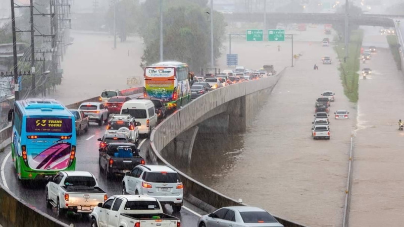 Новые шторма обрушились на юг Таиланда, вызывав наводнения в девяти провинциях и нарушив как сухопутное, так и морское сообщение. Фото: DDPM