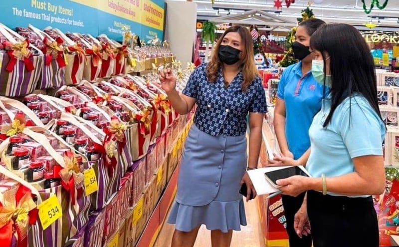 Сотрудники Минторговли инспектируют подарочные корзины на предмет наличия в них запрещенного угощения. Фото: PR Phuket
