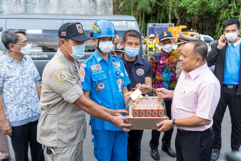 Губернатор поздравил причастных с завершением ремонта дороги Кату-Патонг. Фото: PR Patong