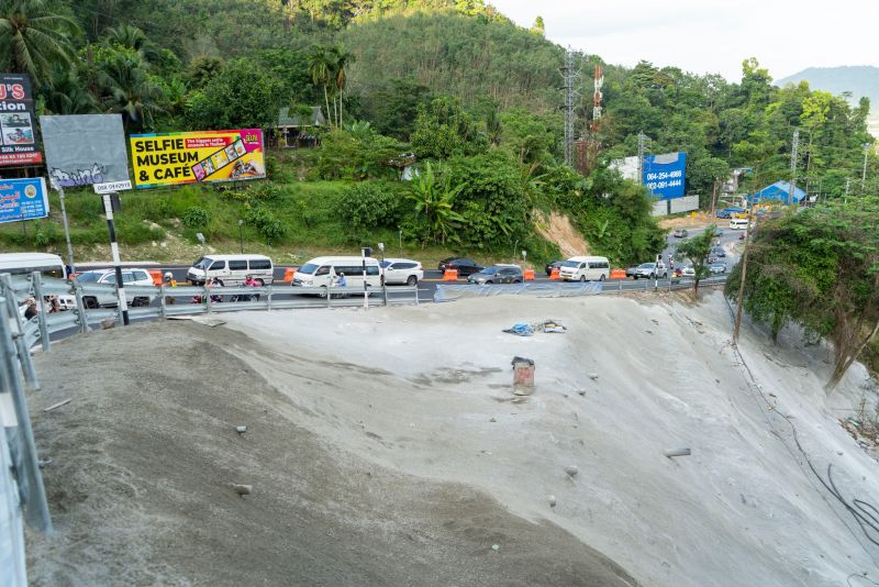 Губернатор поздравил причастных с завершением ремонта дороги Кату-Патонг. Фото: PR Kathu