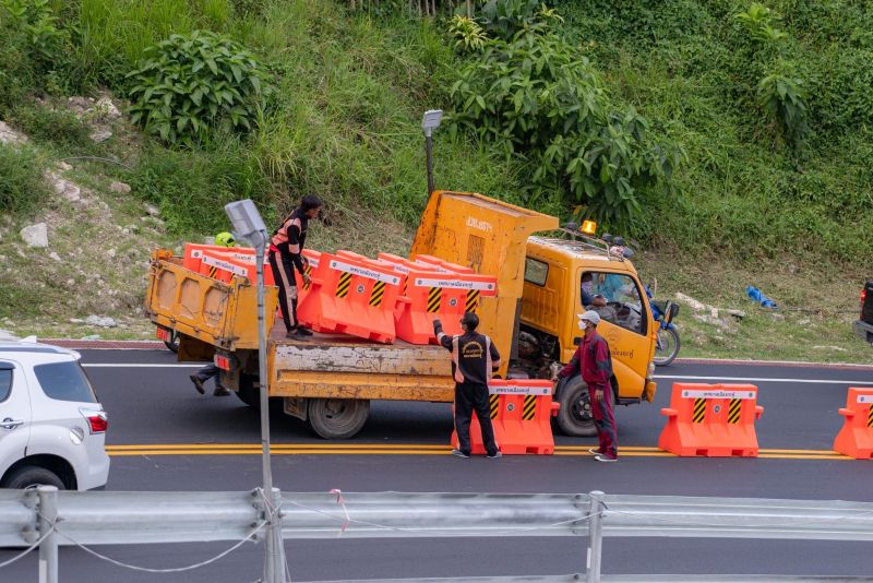 Губернатор поздравил причастных с завершением ремонта дороги Кату-Патонг. Фото: Radio Thailand Phuket