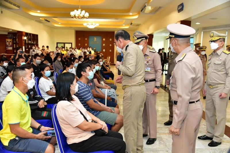 Генерал Чан-Оча на встрече с родственниками у моряков. Фото: Royal Thai Navy
