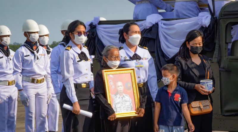 Доставка тел шести погибших моряков в Чонбури. Фото: Royal Thai Navy