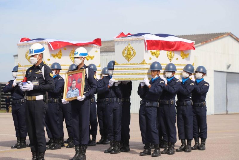 Доставка тел шести погибших моряков в Чонбури. Фото: Royal Thai Navy