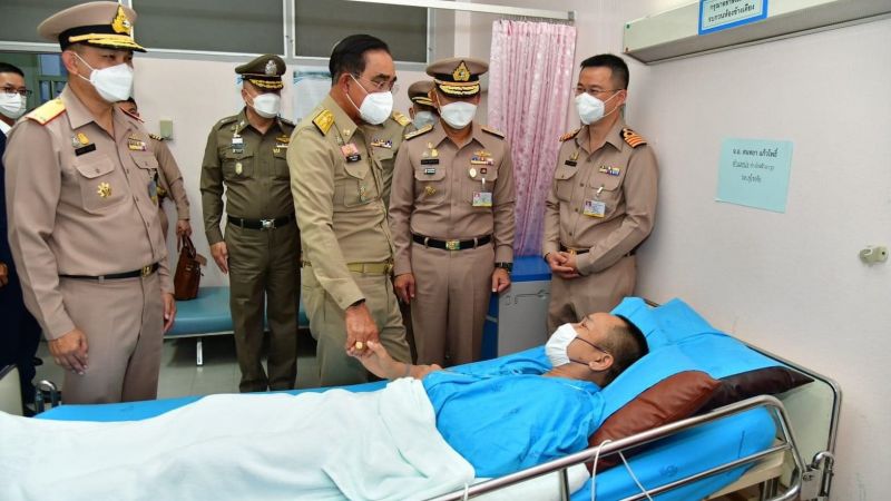 Генерал Чан-Оча, премьер-министр и министр обороны, в больнице у моряков. Фото: Royal Thai Navy