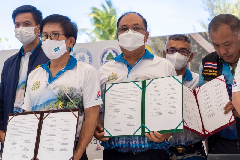 Власти и бизнес подписали меморандум о чистоте пляжа в Патонге. Фото: PR Patong