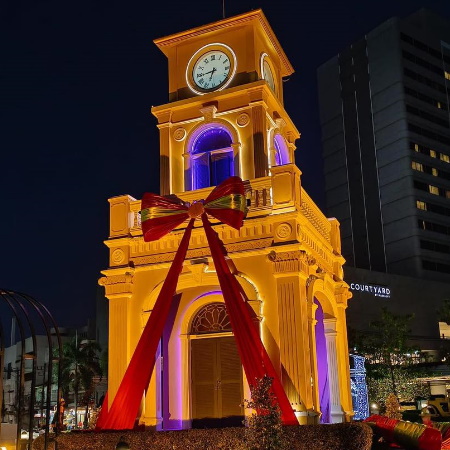 Украшенная к Новому году Часовая башня. Фото: Netpirun Suksri / Phuket Info Center