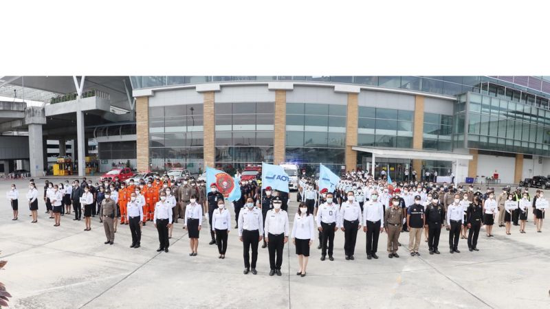 Сотрудники структур, отвечающих за безопасность аэропорта Пхукета, приняли участие в параде у терминала международных рейсов. Фото: AoT Phuket