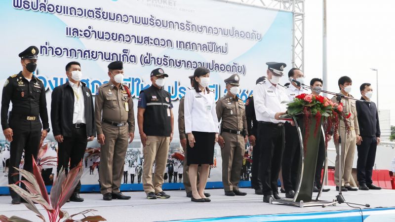 Сотрудники структур, отвечающих за безопасность аэропорта Пхукета, приняли участие в параде у терминала международных рейсов. Фото: AoT Phuket