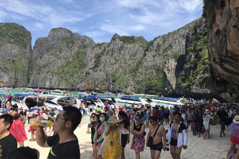 Туристы в заливе Майя-Бэй во времена массового туризма, до ограничений на посещение бухты и исчезновения китайского турпотока. Фото: Bangkok Post