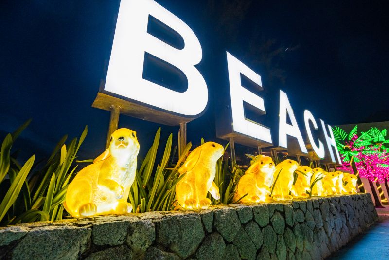 Новогодняя иллюминация в Патонге. Знак Patong Beach. Фото: PR Patong