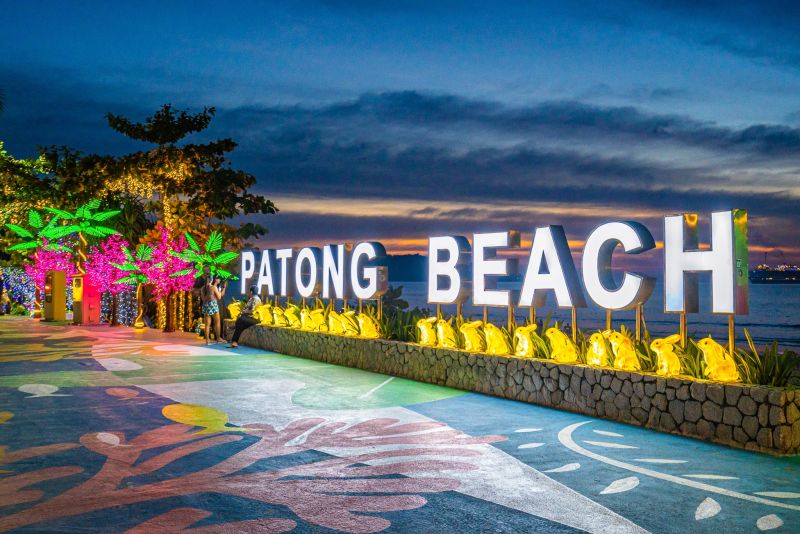 Новогодняя иллюминация в Патонге. Знак Patong Beach. Фото: PR Patong