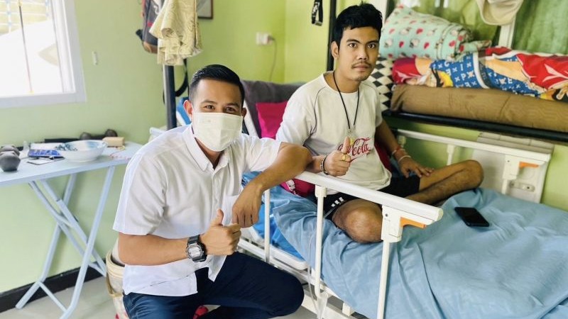 Арун Тхонгплаб на всю жизнь остался парализованным после нападения 23 февраля 2021 года, но уже достаточно восстановился, чтобы работать. Фото: Pisona Group