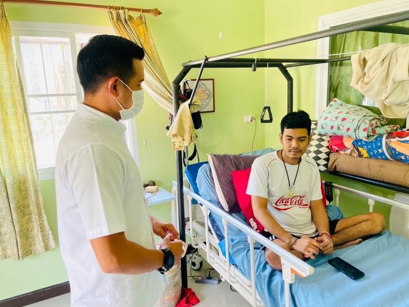 Арун Тхонгплаб на всю жизнь остался парализованным после нападения 23 февраля 2021 года, но уже достаточно восстановился, чтобы работать. Фото: Pisona Group