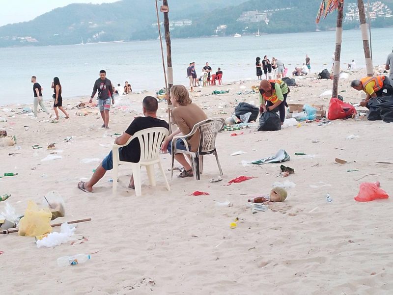 После новогодней вечеринки с пляжа в Патонге вывезли 12 т мусора. Среди хлама были и тубусы от фейверков, и бутылки из-под спиртного, но праздник прошел без происшествий. Фото: PR Patong
