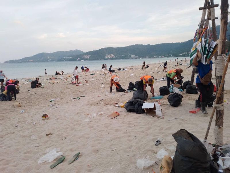 После новогодней вечеринки с пляжа в Патонге вывезли 12 т мусора. Среди хлама были и тубусы от фейверков, и бутылки из-под спиртного, но праздник прошел без происшествий. Фото: PR Patong