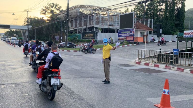 Неделя усиленного дорожного контроля на Пхукете. Сотрудник полиции в рамках волонтерской активности обеспечивает безопасность детей на дороге. Фото: Phuket Provincial Police