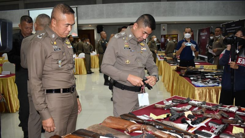 Презентация оружия, изъятого в ходе пятидневного блица в семи южных провинциях, включая Пхукет. Фото: PR Phuket.