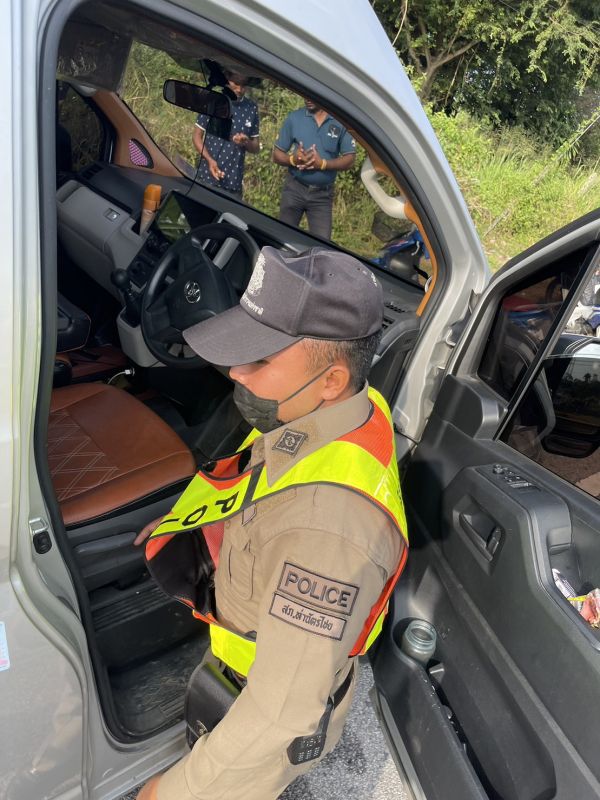 Водитель микроавтобуса арестован за езду с и под метамфетамином. 12 таблеток нашли у него в кармане, три он съел перед поездкой. Фото: Tha Chatchai Police