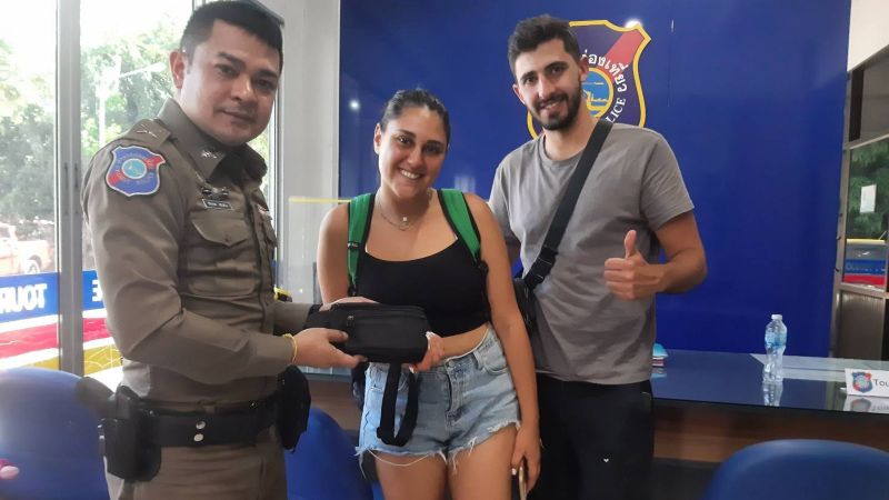 Забытый кошелек с деньгами и документами вернулся к туристке. Фото: Phuket Tourist Police