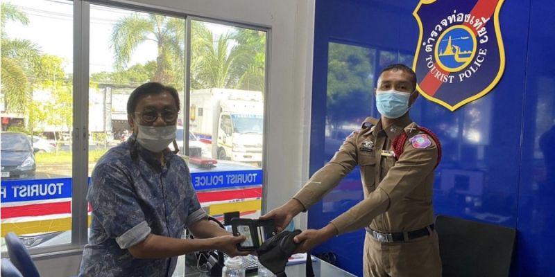 Забытый кошелек с деньгами и документами вернулся к туристке. Фото: Phuket Tourist Police