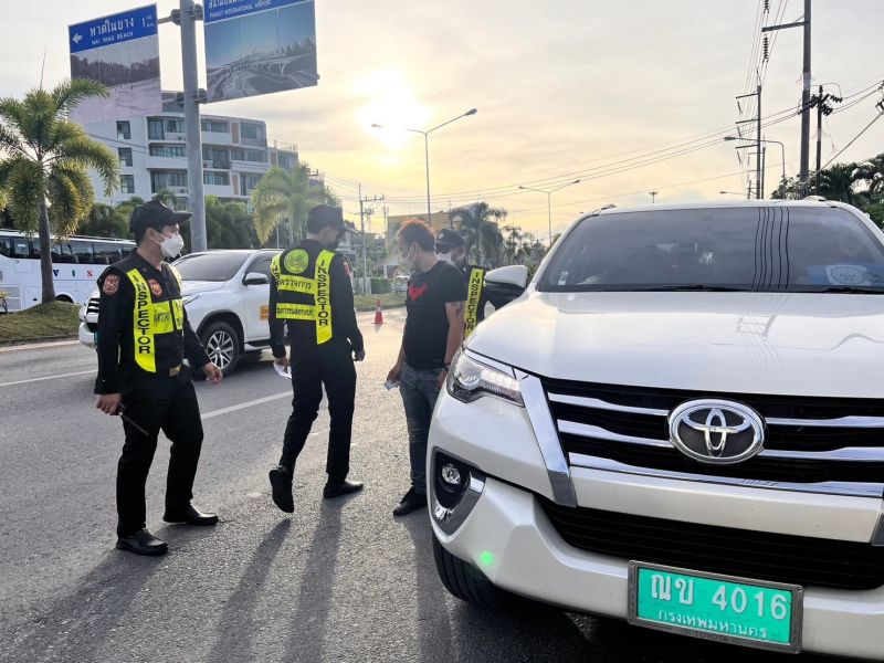 Проверка такси на Пхукете. Проверяются машины и с черно-белыми, и с зелеными номерами. Фото: PR Phuket