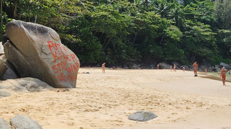 Антивоенная надпись на камне на пляже Найтон. Фото: Иккапоп Тхонгтуб