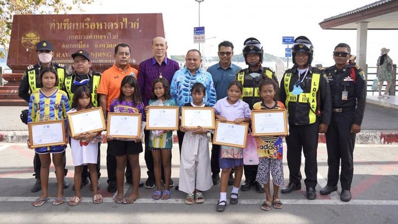 Нашедшие кошелек цыганские дети получили подарки и грамоты от губернатора Пхукета. Фото: PR Phuket