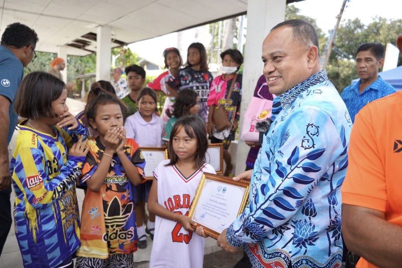 Нашедшие кошелек цыганские дети получили подарки и грамоты от губернатора Пхукета. Фото: PR Phuket
