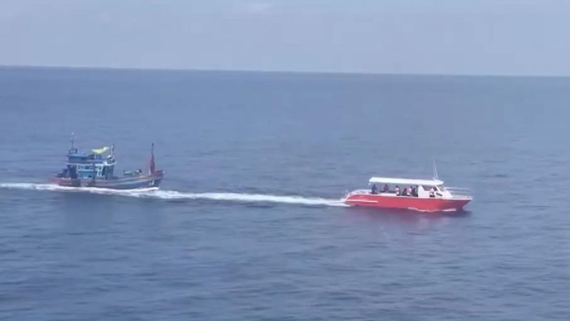 Пропавшую лодку Sor Sakulphet нашли в море. Экипаж жив и в безопасности. Фото: Phuket Info Center