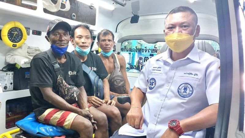 Пропавшую лодку Sor Sakulphet нашли в море. Экипаж жив и в безопасности. Фото: Phuket Info Center