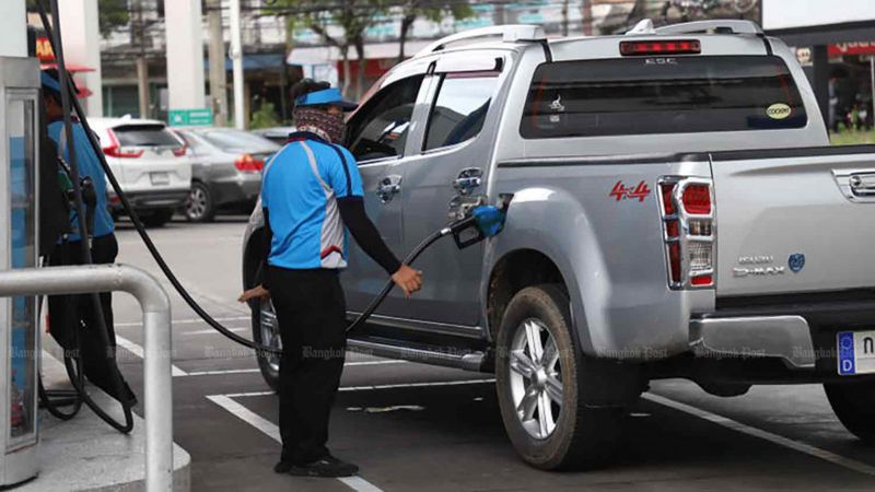 Поскольку автотранспорт является для Таиланда основным средством доставки товаров, цены на дизель влияют и на тех, кто сам им не заправляется. Фото: Bangkok Post (архив)