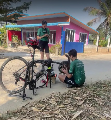 Идеологи нового питания Джоанна и Макс отправились на велосипедах через весь Таиланд, чтобы привлечь внимание к связи того, что мы едим, с тем, чем мы дышим. Фото: Root the Future