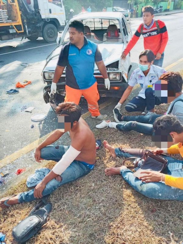 Авария с участием пикапа произошла в Срисунтхорне. Фото: Иккапоп Тхонгтуб