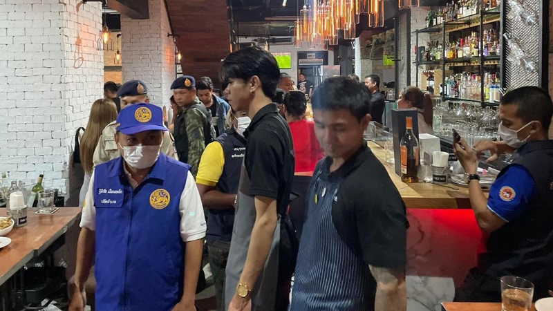 Полиция, OrSor и районные управы пошли по барам 20 февраля. Об арестах пока не сообщалось. Фото: Phuket Info Center