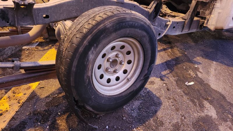 У пикапа со льдом лопнула шина на шоссе в Таланге. Машина перевернулась, кузов-рефрижератор сорвало с креплений, но водитель не получил серьезных травм. Фото: Eakkapop Thongtub
