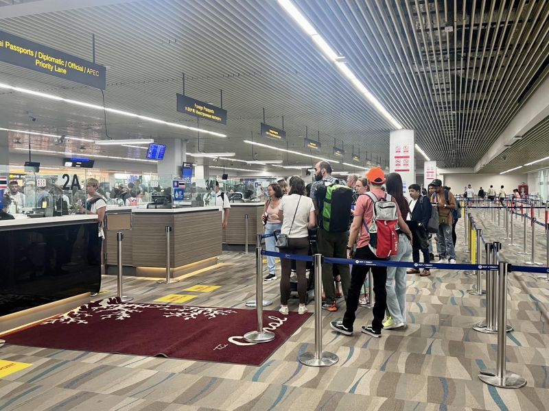 Пассажиры международных рейсов в Phuket International Airport утром 25 февраля. Фото: Phuket Info Center