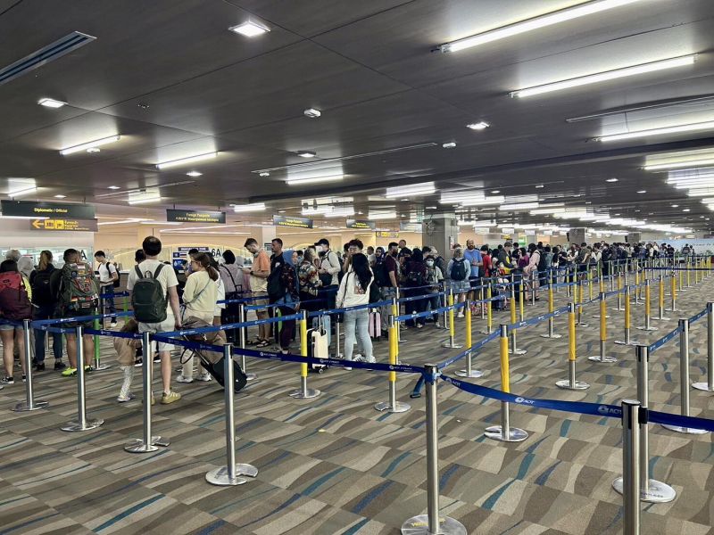 Пассажиры международных рейсов в Phuket International Airport утром 25 февраля. Фото: Phuket Info Center